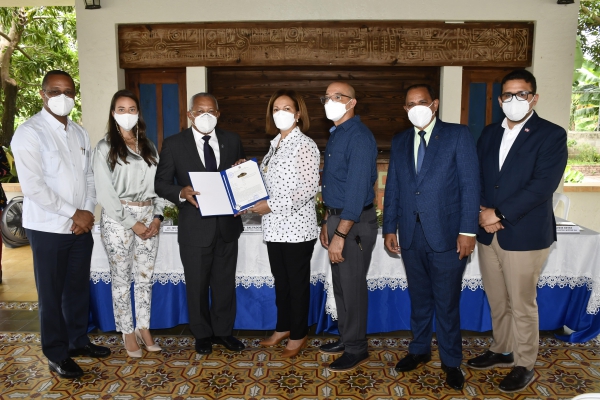 ONAPI entrega Marca Colectiva “Cantero” a productores y artesanos de tabaco y cigarros de Tamboril