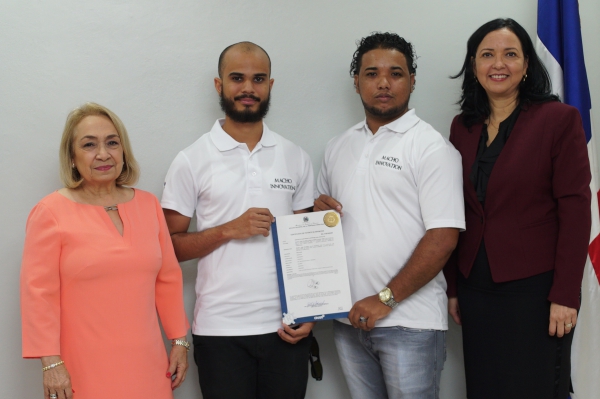 ONAPI entrega patente de dispositivo antirrobo de vehículos